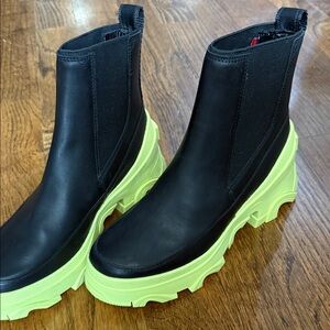 Black and Neon Green Boots SOREL 7.5